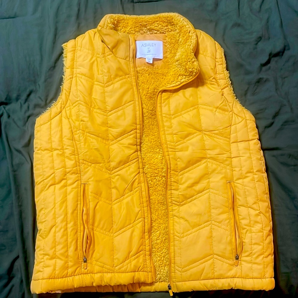 Ashley by 26 international yellow/mustard Sherpa lined polyester puffer vest M